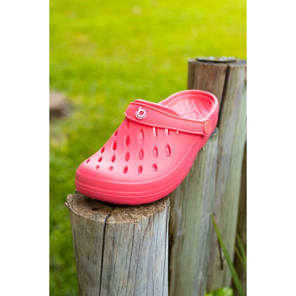 Clog Easy na cor Goiaba em cima da madeira