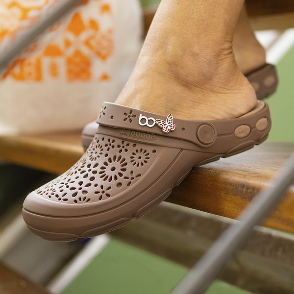 nellie canela marrom pin borboleta estampa maxisense campanha